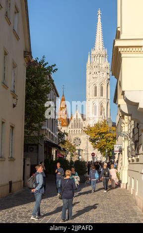 Die Touristen auf der Straße in der Nähe der Budaer Burg mit der Matthiaskirche im Hintergrund in Ungarn Stockfoto