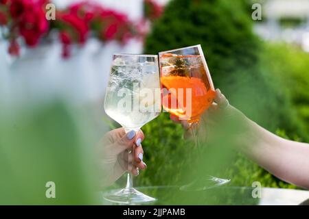 Nahaufnahme von zwei Frauen beim Toasten mit Cocktails Stockfoto