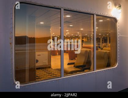 Das Innere der Fähre. Fähre nach innen. Komfortsitze für Passagiere. British Columbia Ferry – Juli 21,2022. Reisefotos, selektiver Fokus, verschwommene Personen Stockfoto