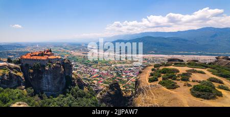 Meteora, Griechenland. Atemberaubende Landschaft der griechischen Gegend. Klöster auf vertikalen Gipfeln. Panorama-Luftaufnahme. Hochwertige Fotos Stockfoto