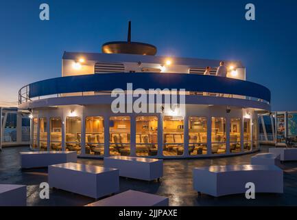 Innen- und Außenansicht der Fähre. Fähre innen und außen. Komfortsitze für Passagiere. British Columbia Ferry – Juli 21,2022. Reisefoto, selecti Stockfoto