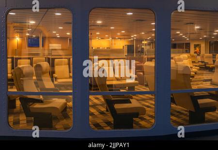 Das Innere der Fähre. Fähre nach innen. Komfortsitze für Passagiere. British Columbia Ferry – Juli 21,2022. Reisefotos, selektiver Fokus, verschwommene Personen Stockfoto