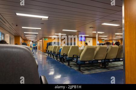 Das Innere der Fähre. Fähre nach innen. Komfortsitze mit Passagieren. British Columbia Ferry – Juli 21,2022. Reisefotos, selektiver Fokus, verschwommene Personen Stockfoto