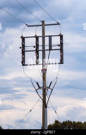 Sicherungen auf Hydromast für Solarfarm Stockfoto