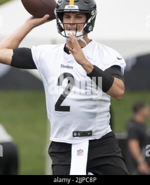 Latrobe, Usa. 27.. Juli 2022. Pittsburgh Steelers Quarterback Mason Rudolph (2) wirft während des ersten Trainingstages im Trainingslager am Saint Vincent College in Latrobe Pennsylvania am Mittwoch, den 27. Juli 2022 Foto von Archie Corpenter/UPI Kredit: UPI/Alamy Live News Stockfoto