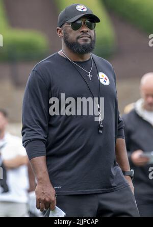 Latrobe, Usa. 27.. Juli 2022. Pittsburgh Steelers Cheftrainer Mike Tomlin während des ersten Trainingstages am Saint Vincent College in Latrobe Pennsylvania am Mittwoch, den 27. Juli 2022 Foto von Archie Corpenter/UPI Credit: UPI/Alamy Live News Stockfoto