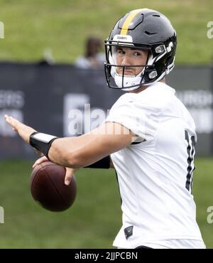 Latrobe, Usa. 27.. Juli 2022. Pittsburgh Steelers Quarterback Mitch Trubisky (10) wirft während des ersten Tages des Trainingslagers am Saint Vincent College in Latrobe Pennsylvania am Mittwoch, 27. Juli 2022 Foto von Archie Corpenter/UPI Credit: UPI/Alamy Live News Stockfoto