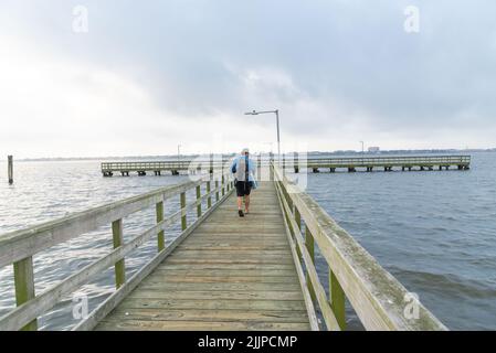 Ein Fischer, der auf einem hölzernen Fischerpier in der Nähe von Seabrook, Greater Houston, Texas, USA, läuft Stockfoto