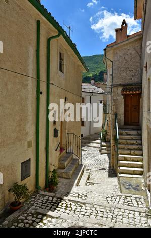 Eine vertikale Ansicht der engen Straße zwischen alten Steinhäusern von Civitella Alfedena, Abruzzen, Italien Stockfoto