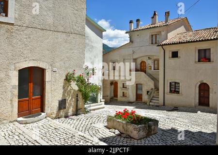 Ein Blick auf die enge Straße zwischen alten Steinhäusern von Civitella Alfedena, Abruzzen, Italien Stockfoto