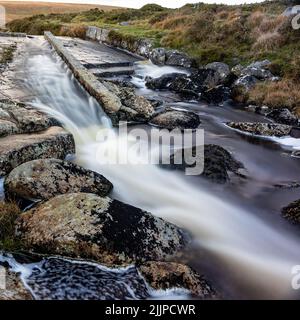 Eine faszinierende Szene von fließendem majestätischem Wasser mit Felsen in den Devonport Leat mit Bäumen Stockfoto