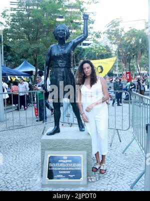 27. Juli 2022, Rio de Janeiro, Rio de Janeiro, Brasilien: (INT) die Statue der ehemaligen brasilianischen Ratsherrin Marielle Franco wird in Rio de Janeiro eingeweiht. 27. Juli 2022, Rio de Janeiro, Brasilien: Die lebensgroße Bronzestatue, 1,75m, der ehemaligen Ratsherrin Marielle Franco, die am 14. März 2018 in Rio de Janeiro hingerichtet wurde, wird am Mittwoch (27) am Mario Lago-Platz in der Innenstadt von Rio de Janeiro eingeweiht. Die Einweihung, die vom Marielle-Franco-Institut durchgeführt wird, findet am selben Tag statt, an dem der Ratsherr 43 Jahre seines Lebens und zwei Tage nach dem Internationalen Tag des Schwarzen Lateinamerikas abschließen würde Stockfoto