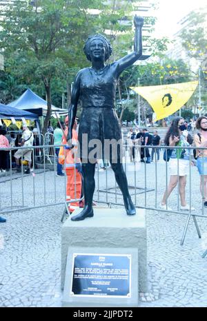 27. Juli 2022, Rio de Janeiro, Rio de Janeiro, Brasilien: (INT) die Statue der ehemaligen brasilianischen Ratsherrin Marielle Franco wird in Rio de Janeiro eingeweiht. 27. Juli 2022, Rio de Janeiro, Brasilien: Die lebensgroße Bronzestatue, 1,75m, der ehemaligen Ratsherrin Marielle Franco, die am 14. März 2018 in Rio de Janeiro hingerichtet wurde, wird am Mittwoch (27) am Mario Lago-Platz in der Innenstadt von Rio de Janeiro eingeweiht. Die Einweihung, die vom Marielle-Franco-Institut durchgeführt wird, findet am selben Tag statt, an dem der Ratsherr 43 Jahre seines Lebens und zwei Tage nach dem Internationalen Tag des Schwarzen Lateinamerikas abschließen würde Stockfoto