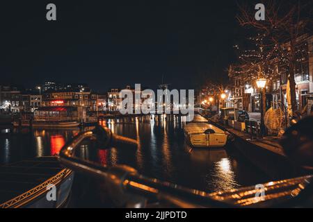 Ein schöner Blick auf einen See in einer Stadt in Leiden am Abend Stockfoto