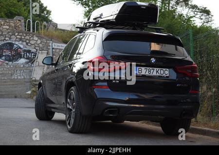 Nahaufnahme eines Autos auf der Straße in Brasov, Rumänien Stockfoto