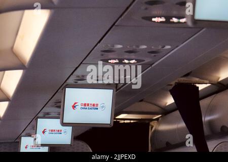 Innenansicht einer Flugzeugkabine mit Bildschirmen Stockfoto