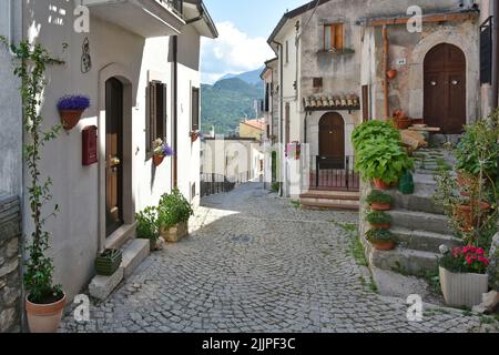 Eine schmale Straße zwischen den alten Steinhäusern von Scontrone Stockfoto