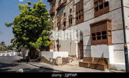 Die Fassade eines alten traditionellen Gebäudes in der Stadt Al Balad, Jeddah, Saudi-Arabien Stockfoto