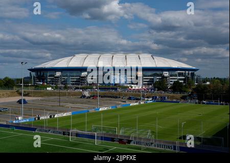 Gelsenkirchen, Deutschland. 27.. Juli 2022. Besucher eines Rolling Stones-Konzerts gehen zum Eingang der Veltins Arena. Quelle: Henning Kaiser/dpa/Alamy Live News Stockfoto