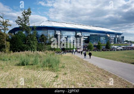 Gelsenkirchen, Deutschland. 27.. Juli 2022. Besucher eines Rolling Stones-Konzerts gehen zum Eingang der Veltins Arena. Quelle: Henning Kaiser/dpa/Alamy Live News Stockfoto