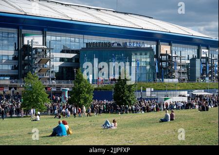 Gelsenkirchen, Deutschland. 27.. Juli 2022. Besucher eines Rolling Stones-Konzerts stehen vor dem Eingang der Veltins Arena. Quelle: Henning Kaiser/dpa/Alamy Live News Stockfoto