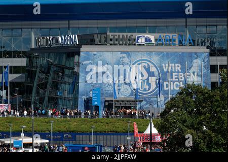 Gelsenkirchen, Deutschland. 27.. Juli 2022. Besucher eines Rolling Stones-Konzerts stehen vor dem Eingang der Veltins Arena. Quelle: Henning Kaiser/dpa/Alamy Live News Stockfoto