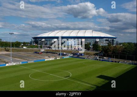 Gelsenkirchen, Deutschland. 27.. Juli 2022. Besucher eines Rolling Stones-Konzerts gehen zum Eingang der Veltins Arena. Quelle: Henning Kaiser/dpa/Alamy Live News Stockfoto