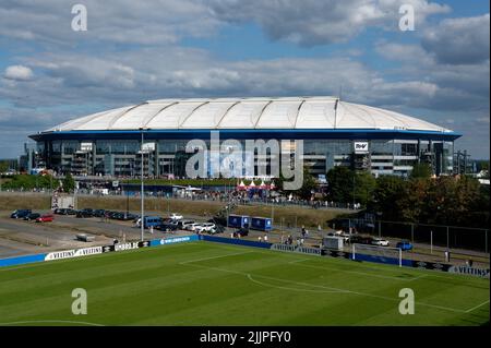 Gelsenkirchen, Deutschland. 27.. Juli 2022. Besucher eines Rolling Stones-Konzerts gehen zum Eingang der Veltins Arena. Quelle: Henning Kaiser/dpa/Alamy Live News Stockfoto