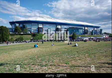 Gelsenkirchen, Deutschland. 27.. Juli 2022. Besucher eines Rolling Stones-Konzerts stehen vor dem Eingang der Veltins Arena. Quelle: Henning Kaiser/dpa/Alamy Live News Stockfoto