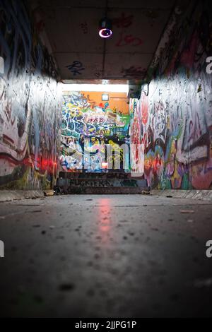 Eine vertikale Aufnahme von Graffiti-Kunst an den Wänden einer Unterführung bei Svartlavon in Trondheim, Norwegen Stockfoto