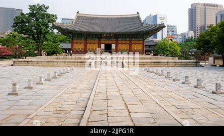 Eine Vorderansicht der Junghwa-jeon (Thronhalle), Deoksugung Palast mit seinem Steineingang an einem Sommertag. Stockfoto