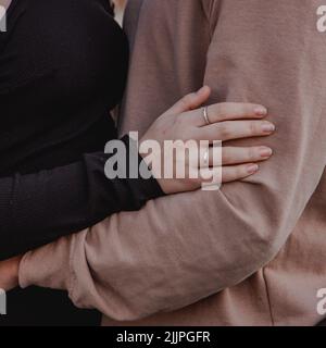 Eine vertikale Aufnahme eines unverkennbaren Paares, das Tango in einem Restaurant tanzt Stockfoto