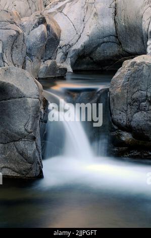 Eine Wasserrutsche zwischen den Granitfelsen im Johnsons Shut-ins State Park in der Nähe von Lesterville, Missouri Stockfoto