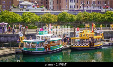 Wassertaxi am Sommertag im Hafen von Victoria. Wassertaxi Boote in der Nähe des Stadtzentrums Inner Harbor-Travel Foto, selektiver Fokus-Juli 20,2022 BC, Kanada Stockfoto