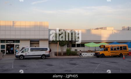 San Antonio, USA. 27.. Juli 2022. Das Foto vom 26. Juli 2022 zeigt ein Ressourcenzentrum für Migranten in San Antonio, Texas, USA. Nach Angaben von Stadtbeamten sind seit März 2022 mehr als 70.000 Migranten in San Antonio angekommen. Quelle: Nick Wagner/Xinhua/Alamy Live News Stockfoto