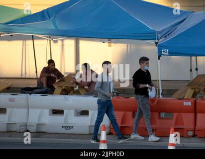 San Antonio, USA. 27.. Juli 2022. Migranten mit anhängigen Asylstatus werden am 26. Juli 2022 vor einem Migrantenressourcenzentrum in San Antonio, Texas, USA, gesehen. Nach Angaben von Stadtbeamten sind seit März 2022 mehr als 70.000 Migranten in San Antonio angekommen. Quelle: Nick Wagner/Xinhua/Alamy Live News Stockfoto