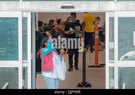 San Antonio, USA. 27.. Juli 2022. Migranten mit anhängigen Asylstatus warten am 26. Juli 2022 in einem Migrantenressourcenzentrum in San Antonio, Texas, USA. Nach Angaben von Stadtbeamten sind seit März 2022 mehr als 70.000 Migranten in San Antonio angekommen. Quelle: Nick Wagner/Xinhua/Alamy Live News Stockfoto