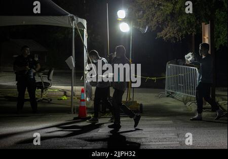 San Antonio, USA. 27.. Juli 2022. Migranten mit anhängigen Asylstatus kehren am 26. Juli 2022 in ein Migrantenressourcenzentrum in San Antonio, Texas, USA, zurück. Nach Angaben von Stadtbeamten sind seit März 2022 mehr als 70.000 Migranten in San Antonio angekommen. Quelle: Nick Wagner/Xinhua/Alamy Live News Stockfoto