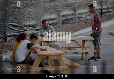 San Antonio, USA. 27.. Juli 2022. Migranten mit anhängigen Asylstatus werden am 26. Juli 2022 in einem Migrantenressourcenzentrum in San Antonio, Texas, USA, gesehen. Nach Angaben von Stadtbeamten sind seit März 2022 mehr als 70.000 Migranten in San Antonio angekommen. Quelle: Nick Wagner/Xinhua/Alamy Live News Stockfoto