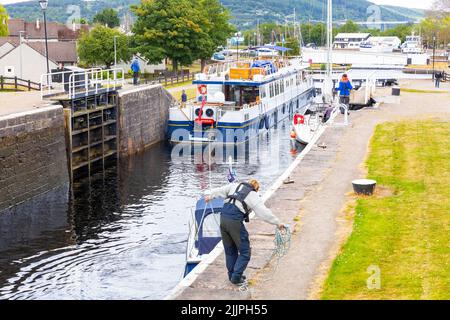 Spirit of Scotland Boot, das durch Schleusen auf dem Caledonian Kanal in Inverness, Scottish Highlands, Schottland, Großbritannien, fährt Stockfoto