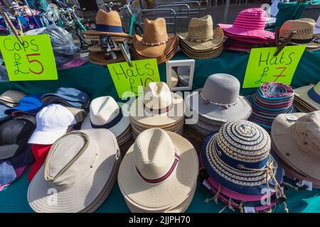 England, Dorset, Christchurch, Christchurch Market, Kleiderständer mit Hüten Stockfoto