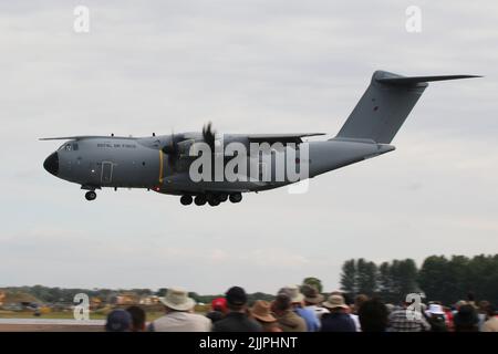 ZM419, ein von der Royal Air Force betriebener Airbus A400M Atlas C1, der in RAF Fairford in Gloucestershire, England, eintraf, um an der Royal International Air Tattoo (RIAT) 2022 teilzunehmen. Stockfoto