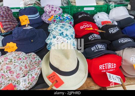 England, Dorset, Christchurch, Christchurch Market, Kleiderständer mit Hüten Stockfoto