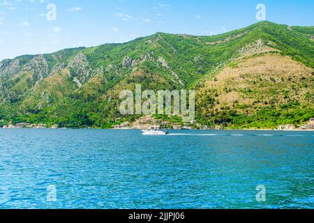 Perast, Montenegro - 28. Mai 2022: Wunderschöne Sommerlandschaft an der Küste der Bucht von Kotor - Boka Bay Stockfoto