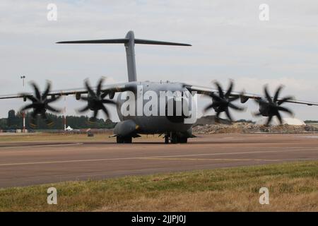 ZM419, ein von der Royal Air Force betriebener Airbus A400M Atlas C1, der in RAF Fairford in Gloucestershire, England, eintraf, um an der Royal International Air Tattoo (RIAT) 2022 teilzunehmen. Stockfoto