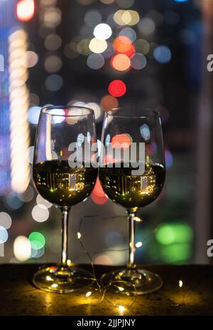 Eine vertikale Aufnahme von Gläsern Champagner auf dem verschwommenen Hintergrund Stockfoto