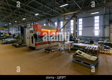 Arbeiter und Industriemaschinen in der metallverarbeitenden Fabrik Produktionslinie. Stockfoto