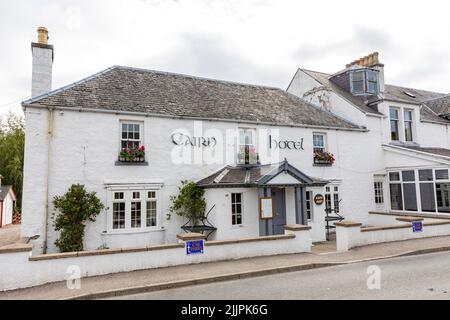 Cairn Hotel im schottischen Dorf Carrbridge, Cairngorms National Park, Schottland, Großbritannien an einem Sommertag im Jahr 2022 Stockfoto