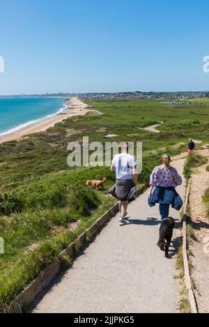 England, Dorset, Christchurch, Hengistbury Head, Hundewanderer auf Fußweg Stockfoto