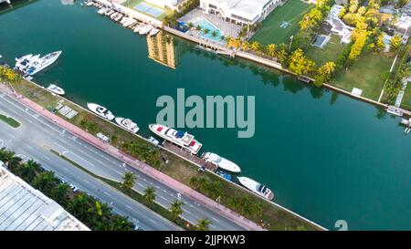 Eine Luftaufnahme der Wasserstraße mit Liegebooten in Miami bei Sonnenaufgang, Florida, USA Stockfoto